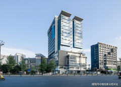 广场以12.8万平方米的总建建面积、8栋参差分布的